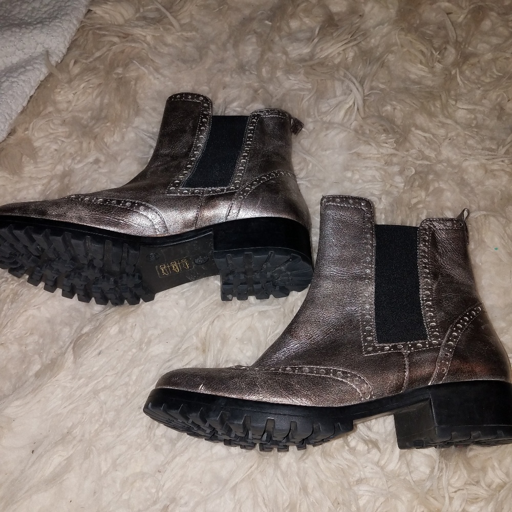 Summit White Mountain stylish boots!
